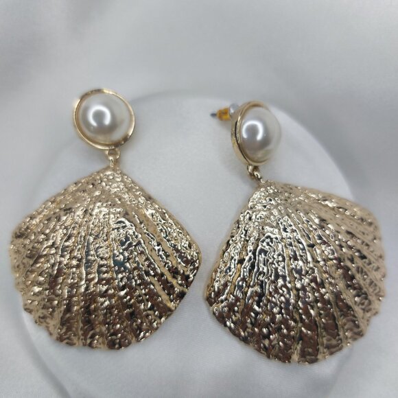 Shiny Gold Tone Shell Earrings Faux Pearl Post - Picture 8 of 8